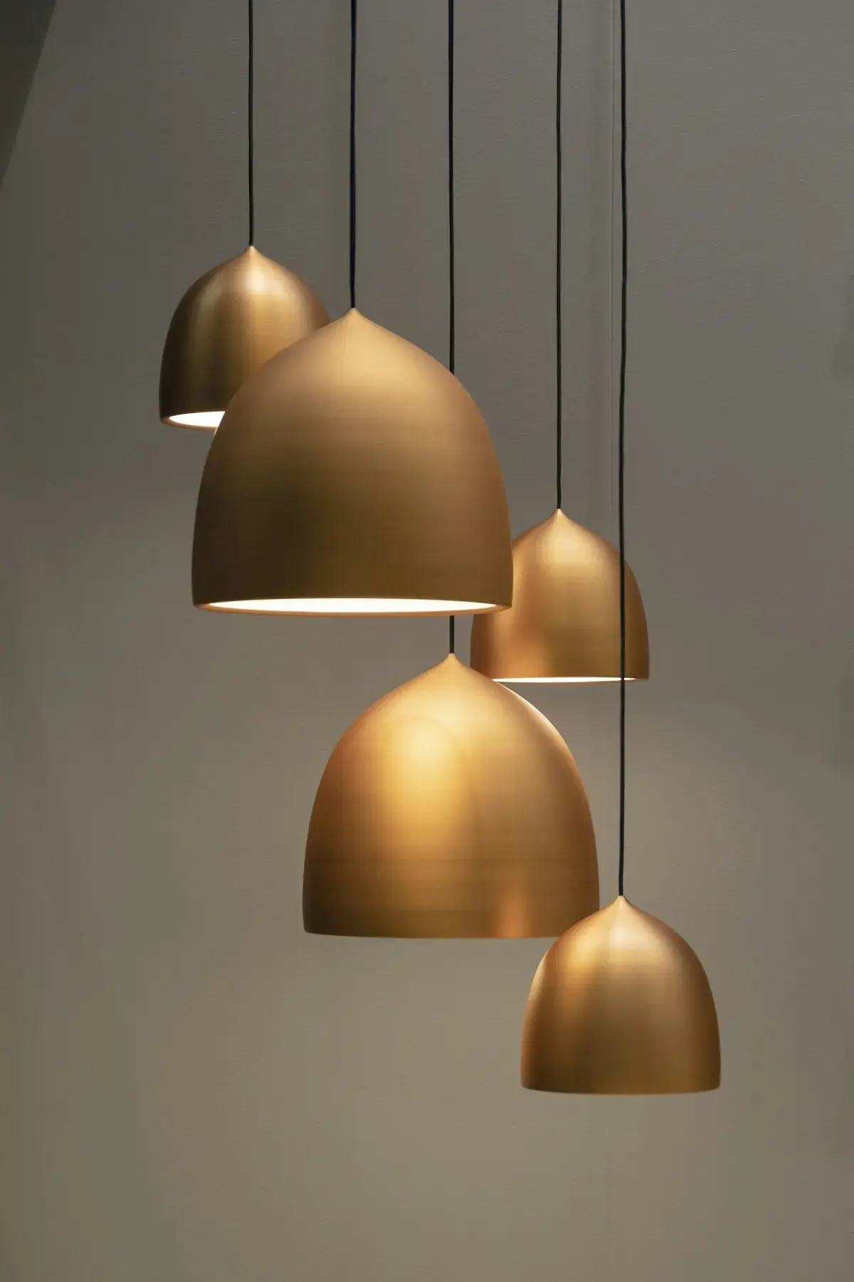 Lumo Table Lamp — Varmt sken i en grafisk silhuett.